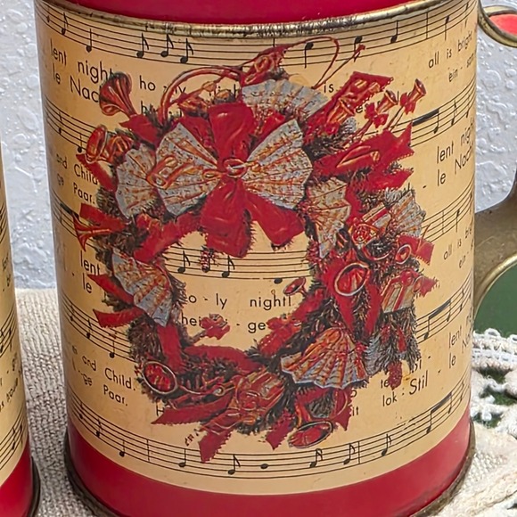 Vintage Christmas Music Tin Salt‎ Pepper Shakers Red Wreath Design Set Red Metal - Picture 2 of 9